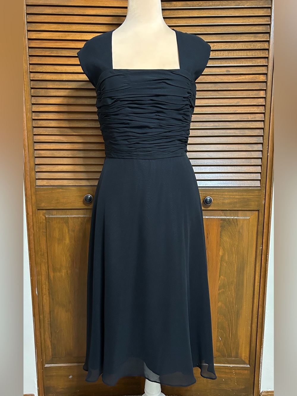 Donna Ricco Black Ruched Bodice Square Neck Cap-Sleeve Lined Dress Size 4 EUC